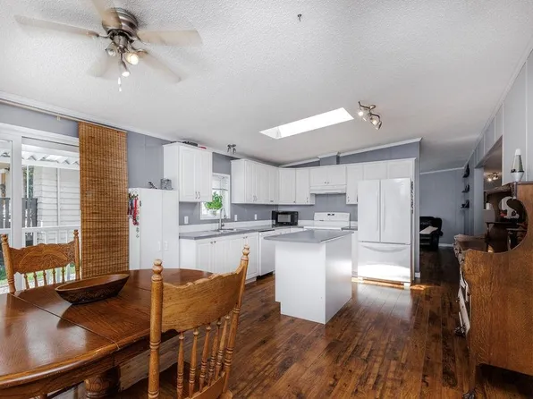 760 Hillcrest Rd, Gibsons, BC V0N 1V9