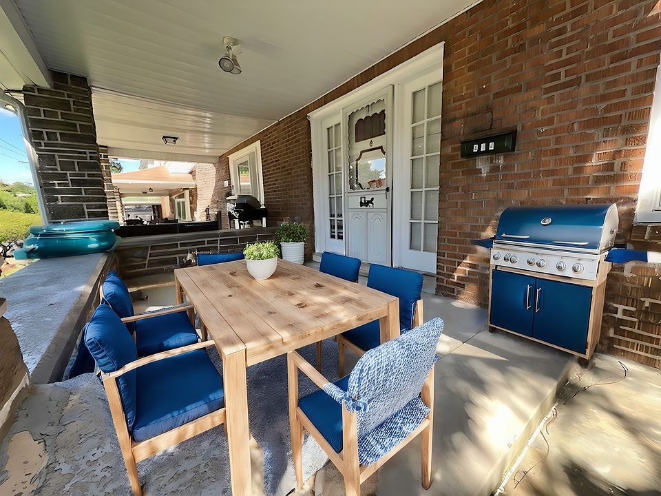 Front Porch 
(Virtually Stage)