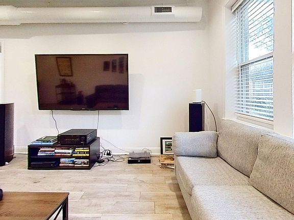 4th image of 1331 W Addison St #1339-3A