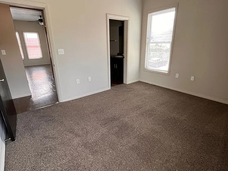 1014 E Walnut St — Photo 11