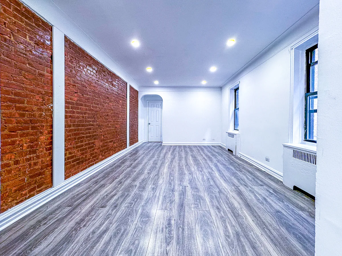 Building Photo - 31-11 Crescent St #A4