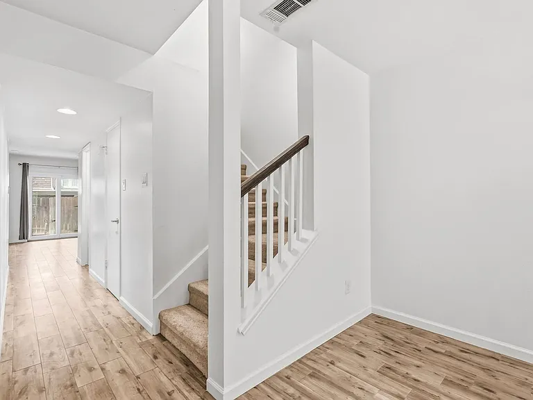 450 N Post Oak Ln — Photo 15