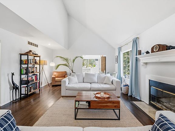 4th image of 30 Oak Ln