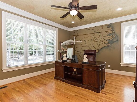 4th image of 587 Holly Berry Ln