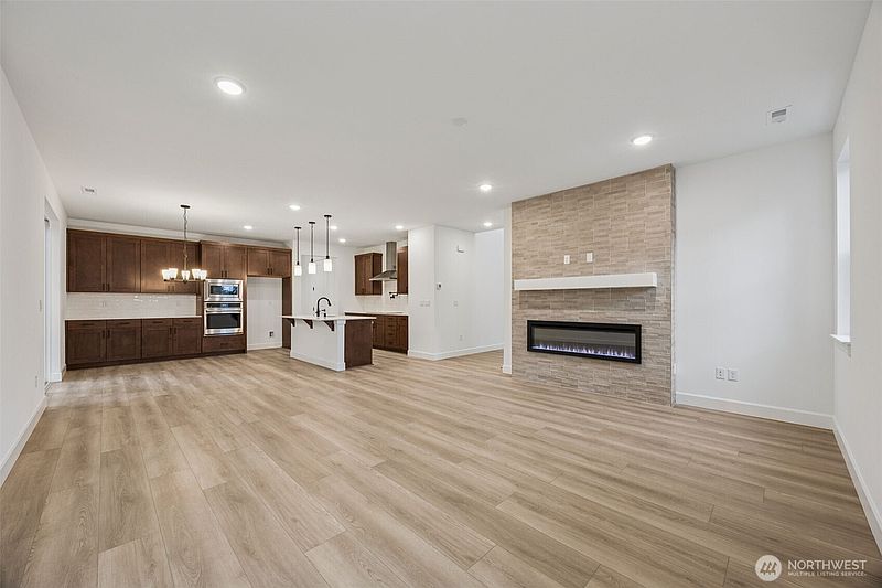 5th image of 2207 Oak Court #8