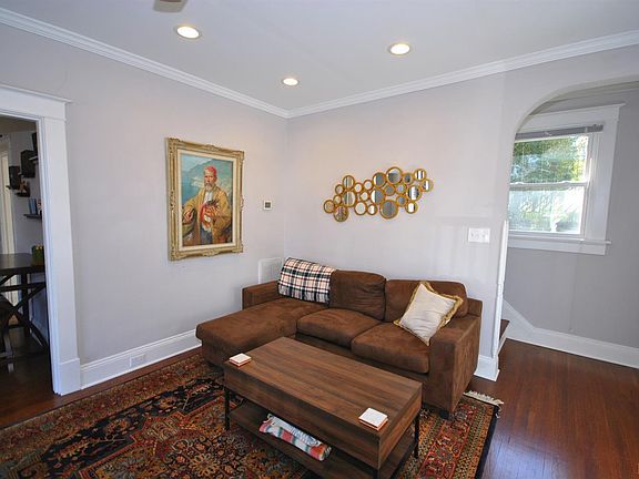 3rd image of 307 Oakridge Blvd