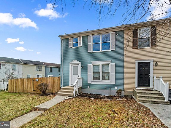 3rd image of 4 Woodbench Ct