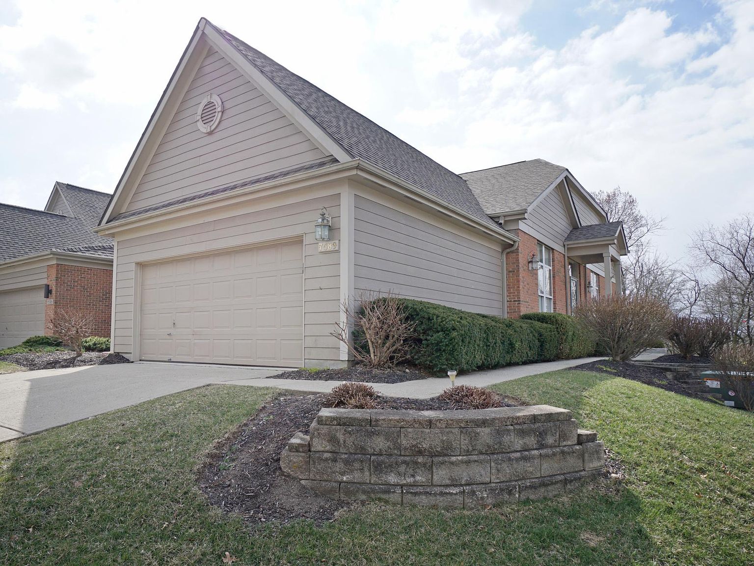 洋書 IN PERFECT SHAPE 7589 Blue Fox Run, West Chester, OH 45069 | Zillow