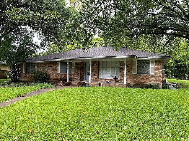 301 Woodlawn Dr
