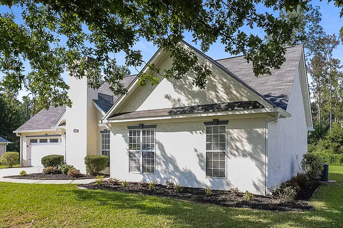 3 bed, 2.0 bath, 1221 sqft, $1,945 — Photo 3