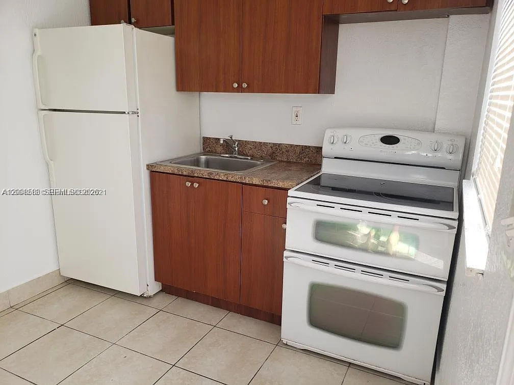 Photo 2 of 4 - 2929 NW 88th St #4 - Miami, FL Building Photo - 2929 NW 88th St #4