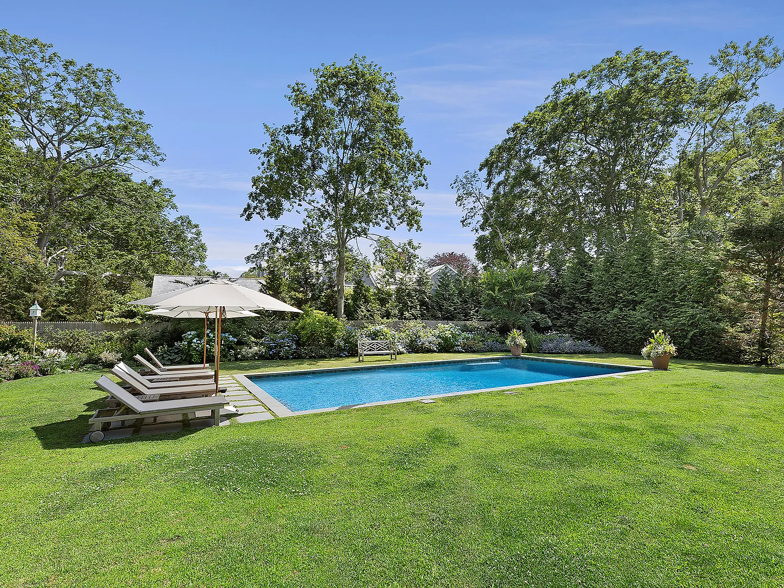 East Hampton Village Last Two Weeks of Summer Rental — Photo 4