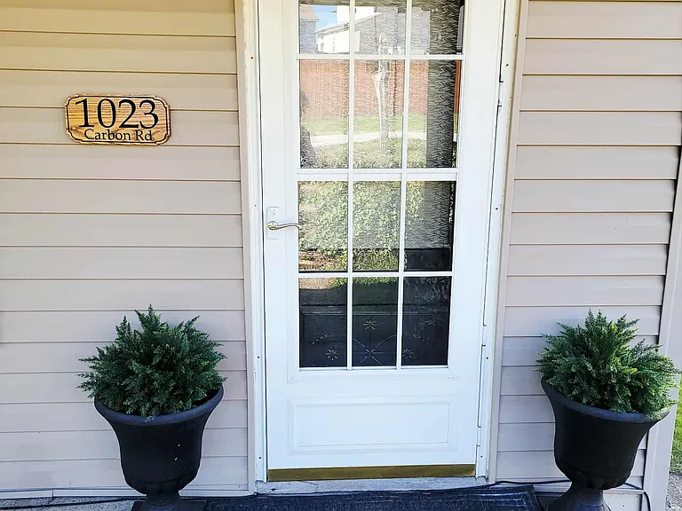 1023 Carbon Rd — Photo 2
