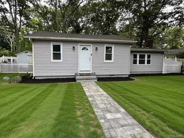 10 Barclay Road, Mastic Beach, NY 11951