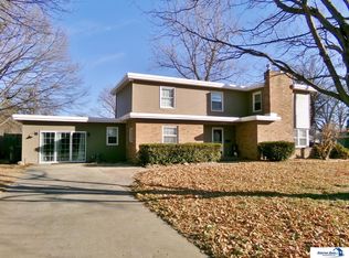 1302 Paddock Ln, Beatrice, NE 68310