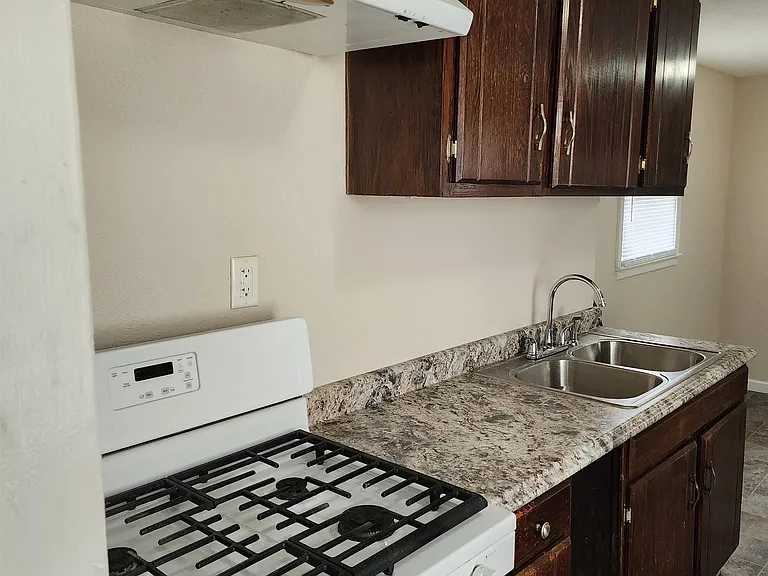 1129 Roosevelt St — Photo 6
