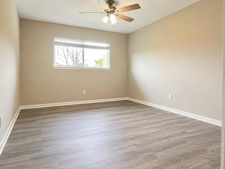 1811 Hanbury Ct — Photo 12