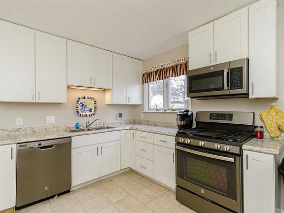 5th image of 10439 Roscommon Dr