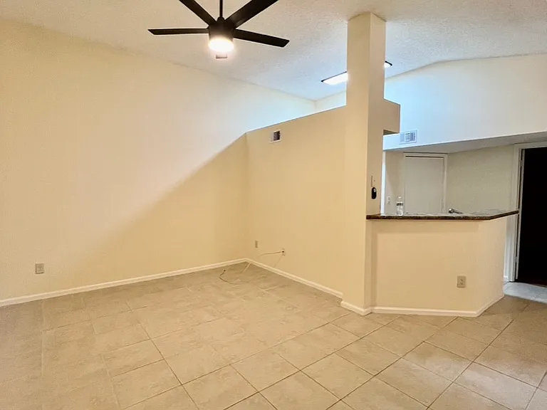 1275 Crystal Way #F — Photo 2