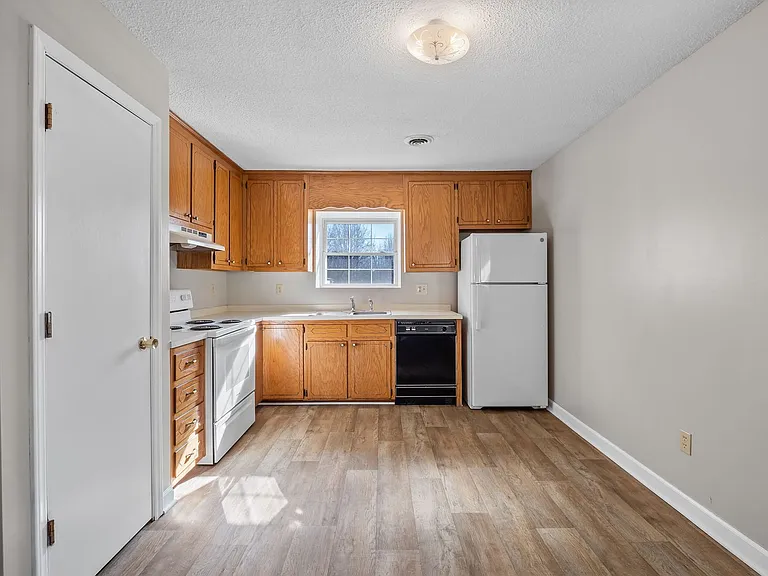 Silver Birch Apartments — Photo 20