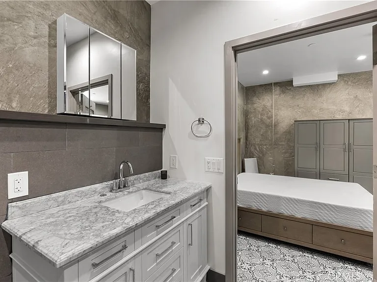2211 1/2 Hyperion Ave — Photo 13