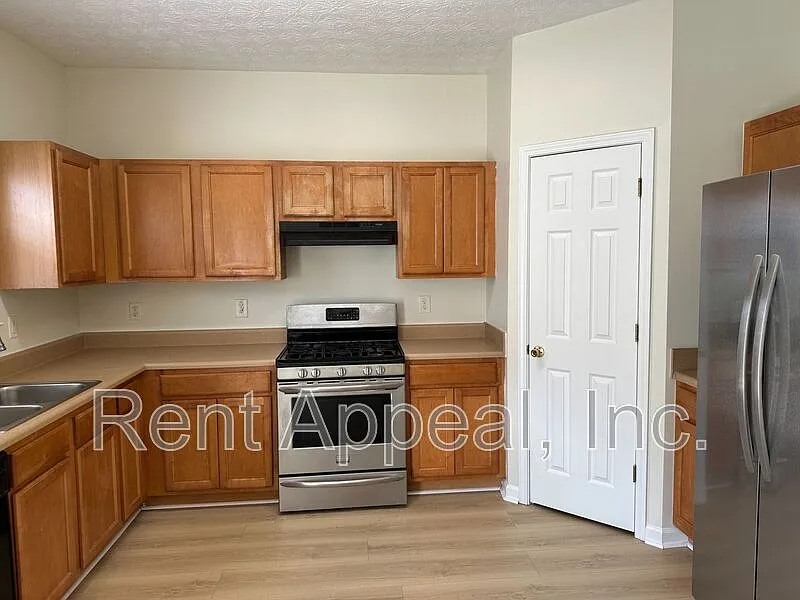 3 bed, 2.5 bath, 1700 sqft, $2,200 — Photo 2