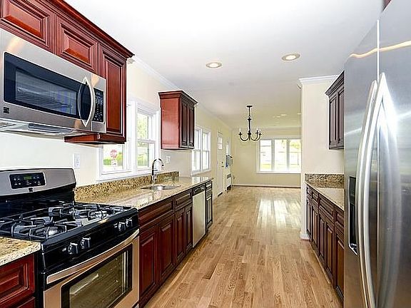 3rd image of 667 Lincoln Blvd