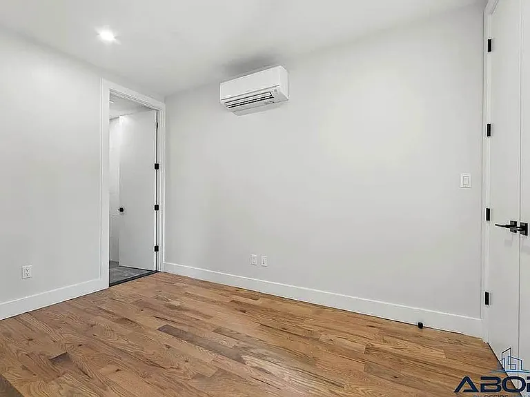 242 Montrose Ave #1A — Photo 5