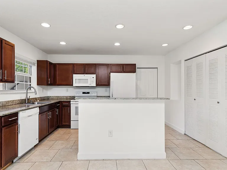 3525 NW 114th Ln — Photo 2