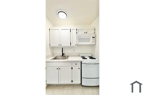 Building Photo - 917 S Kenmore Ave #9
