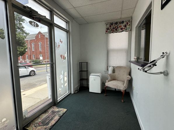 16 E Main St