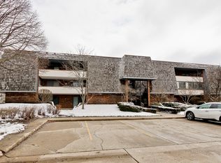 100 Red Top Dr APT 104, Libertyville, IL
