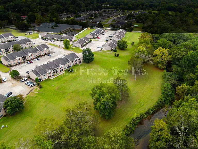 Creekside Apartments — Photo 14