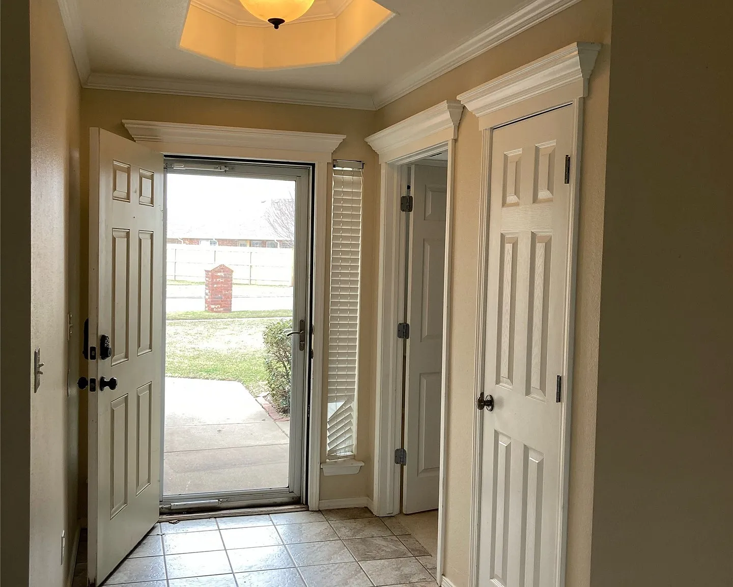 4 bed, 2.0 bath, 2006 sqft, $1,895 — Photo 2