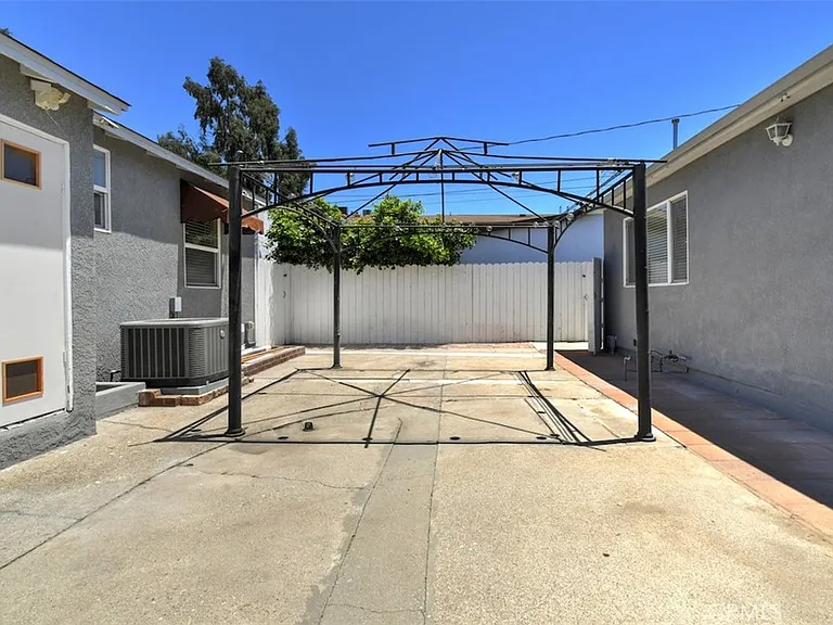 14334 1/2 Tiara St — Photo 26