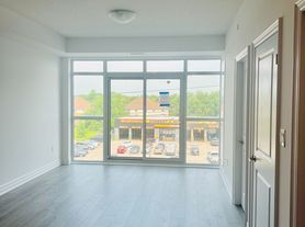 460 Dundas St E