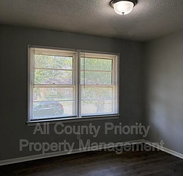 513 W Jones Ave — Photo 8
