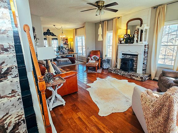 3rd image of 73 Chateau Ln