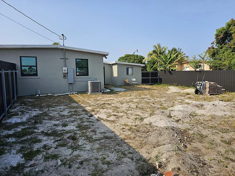 1330 NE 41st Dr #1 — Photo 3