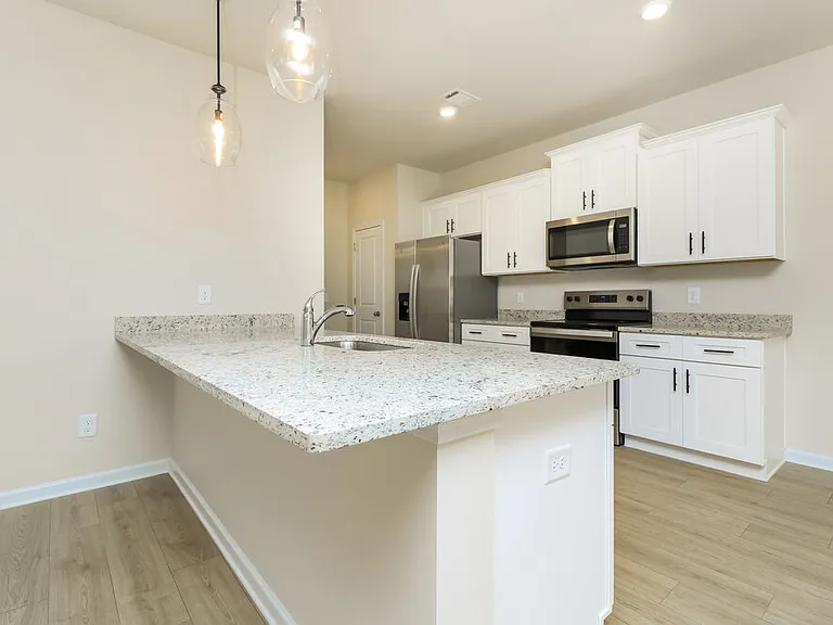 664 Mackenzie Cv — Photo 10