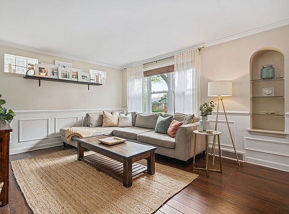 5th image of 3334 W 99th St