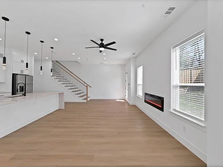 308 E 7th St — Photo 37