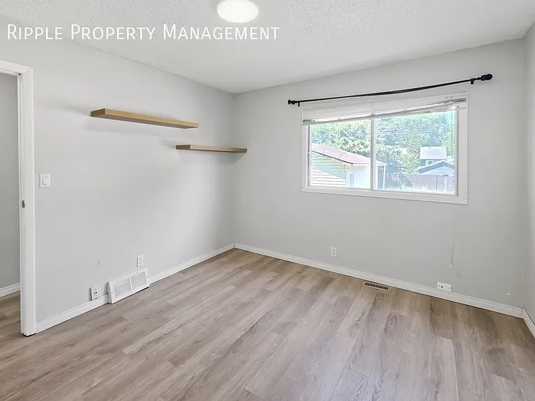 424 32nd Ave NW #UPPER — Photo 12