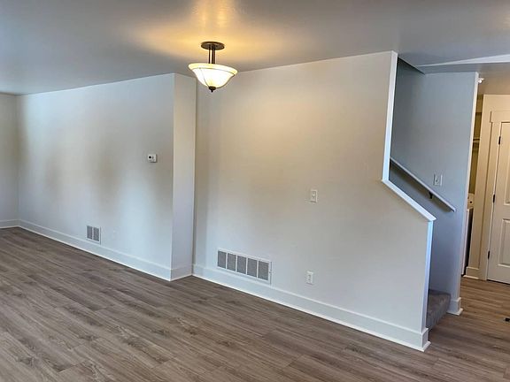 5th image of 16 Greenwood Siding Way #16