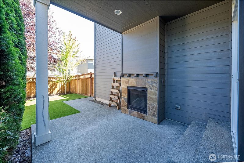 3rd image of 18428 Village Parkway E