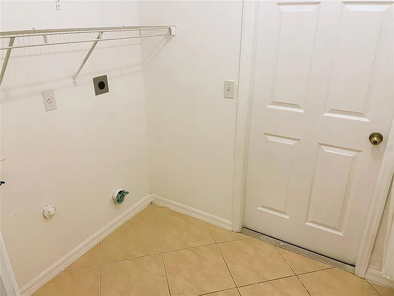 2498 Margaret Ln — Photo 9