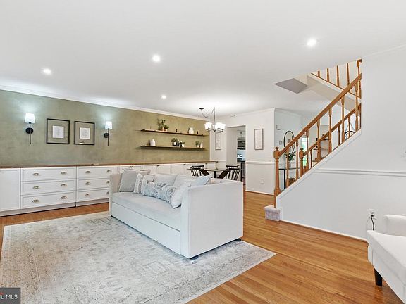 3rd image of 10601 Reeds Landing Cir