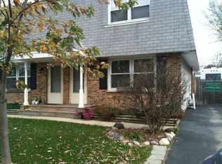 209 Laurel Dr #B, North Aurora, IL 60542