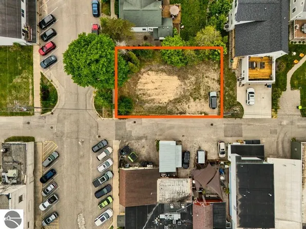 112 W Madison Ave, Suttons Bay, MI 49682
