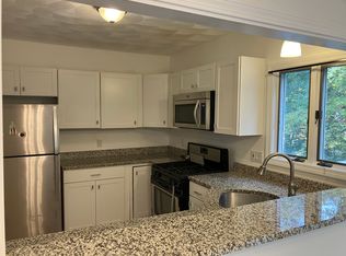 325 New London Ave APT B3, Warwick, RI 02886